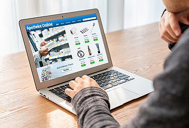 Laptop mit Apotheken-Webshop auf dem Display