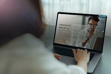 Laptop mit geöffneter Website ADGCOACH PRO-FIT AI