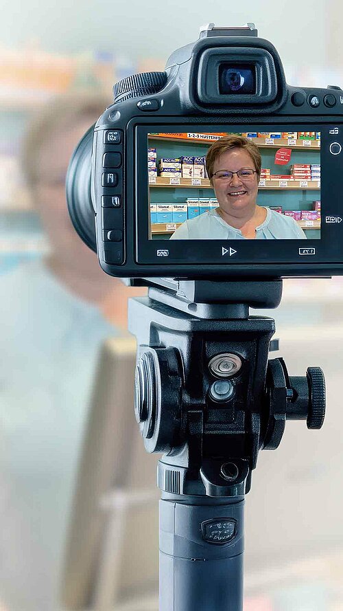 Kamera fotografiert Apothekerin Dr. Anke Sass mit ADG Kassensystem