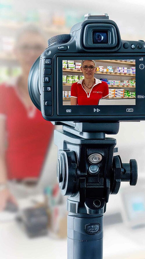 Kamera fotografiert Porträt von Apothekerin Catharina Stoll-Graml