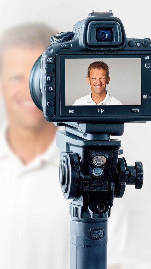 Kamera fotografiert Apotheker Christian Lindinger