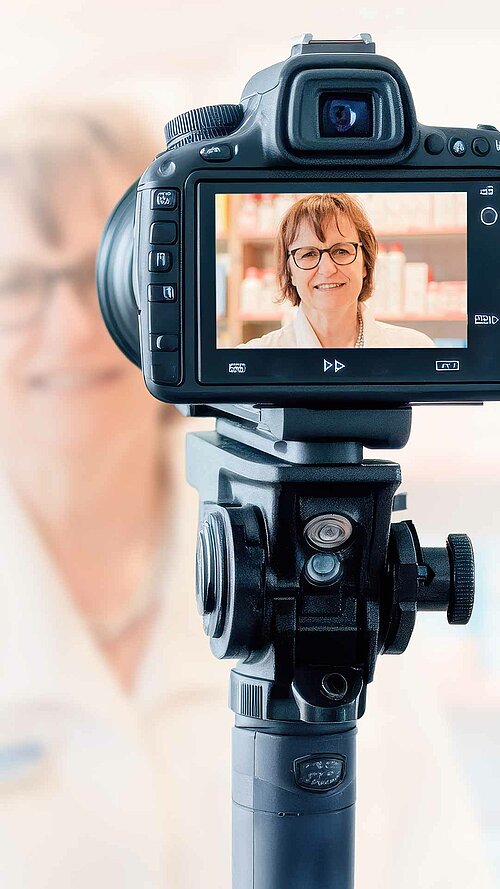 Kamera fotografiert Apothekerin Dr. Haasemann