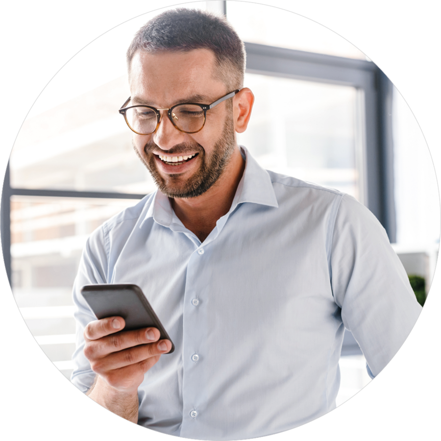 Mann schaut auf sein Smartphone