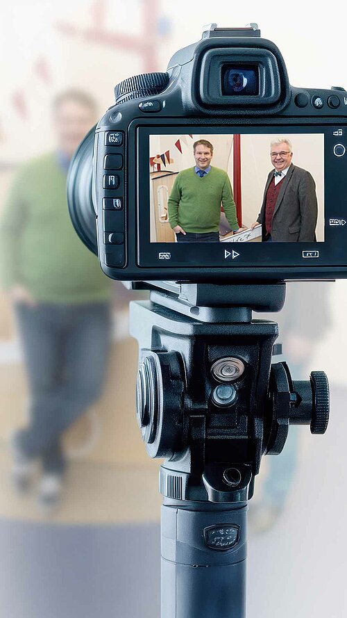 Kamera fotografiert Apotheker Dr. Christian Fehske und Dr. Klaus Fehske