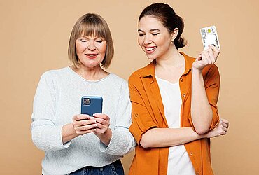 Zwei Frauen schauen auf Smartphone