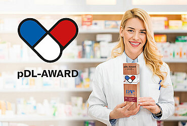 Lächelnde Apothekerin hält pDL-Award in den Händen