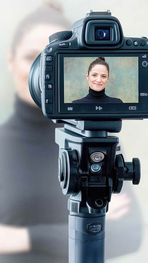 Kamera fotografiert Apothekerin Michaela Penz