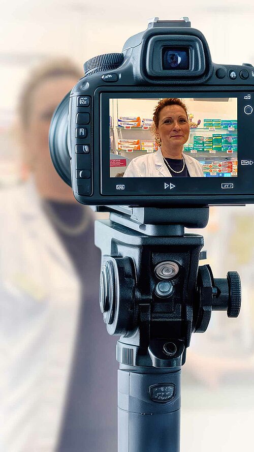 Kamera fotografiert Apothekerin Daniela Hänel