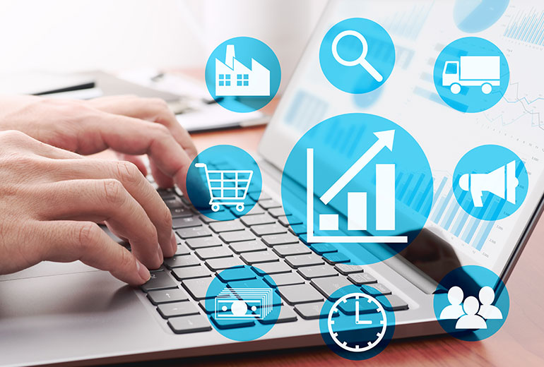 Hände auf Laptop-Tastatur