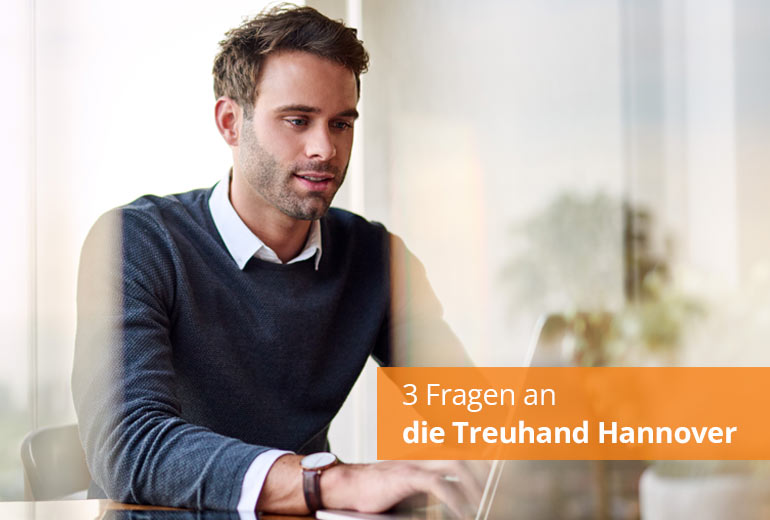 Mann sitzt am Notebook