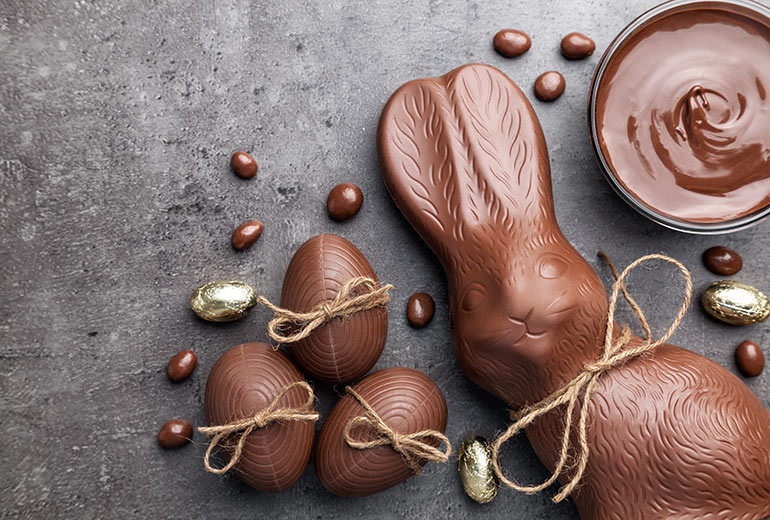 Symbolbild Ostern - Schokoosterhasen und Schokoeier
