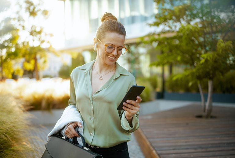 Frau blickt auf ihr Smartphone in der Hand