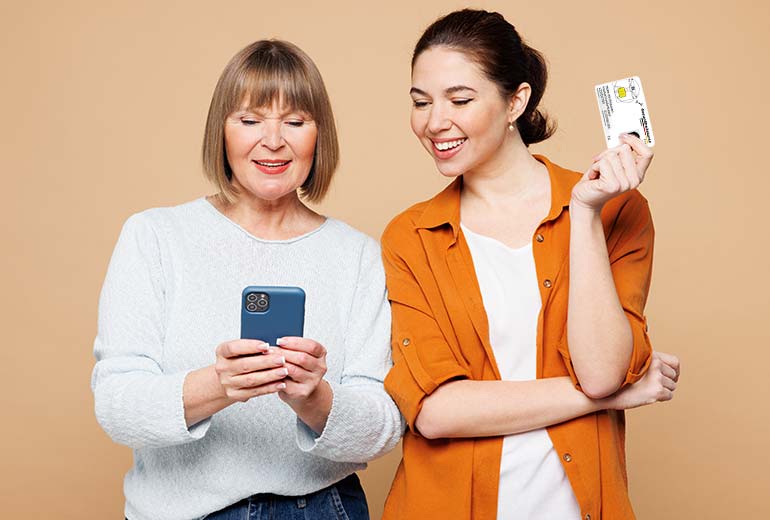 Zwei Frauen schauen auf Smartphone