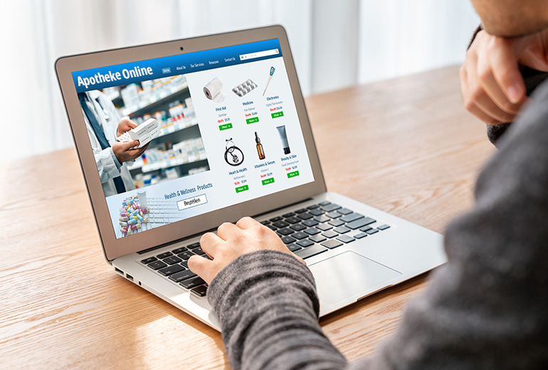 Laptop mit Apotheken-Webshop auf dem Display