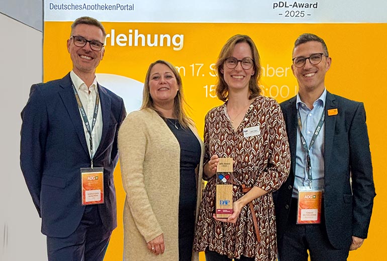Sieger ADG Sonderpreis zum pDL-Award mit dem Geschäftsfüher und zwei Mitarbeitern der ADG