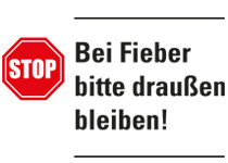 Schild mit Aufschrift "Bei Fieber bitte draußen bleiben" mit Stopschild
