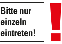 Schild mit Aufschrift "Bitte nur einzeln eintreten"
