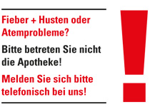 Schild mit Aufschrift "Fieber + Husten oder Atemprobleme? Bitte betreten Sie nicht die Apotheke! Melden Sie sich bitte telefonisch bei uns!"