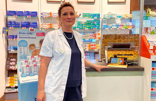 Daniela Hänel in der Apotheke