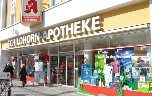 Außenansicht der Schildhorn Apotheke in Berlin