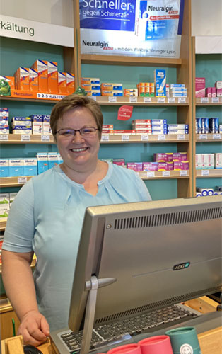 Apothekerin Dr. Anke Sass mit ADG Kassensystem in der St. Georg Apotheke in Bamberg