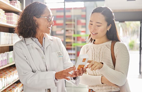 Apothekerin berät Kundin in der Apotheke