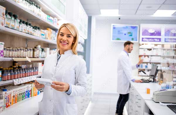 Lächelnde Apothekerin im HV hält Medikament