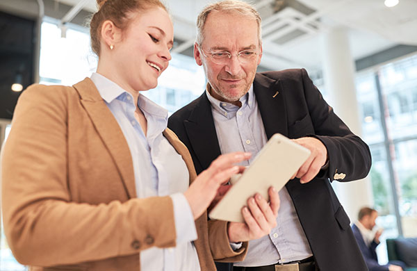 Frau und Mann schauen gemeinsam auf Tablet-PC