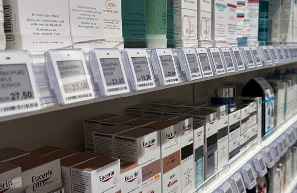 Digitale Preisetiketten am Apothekenregal