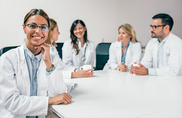 Apotheken-Team sitzt zusammen am Tisch