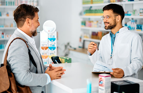 Apotheker berät Kunde im HV