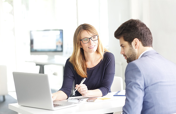 Frau am Laptop berät einen Kunden