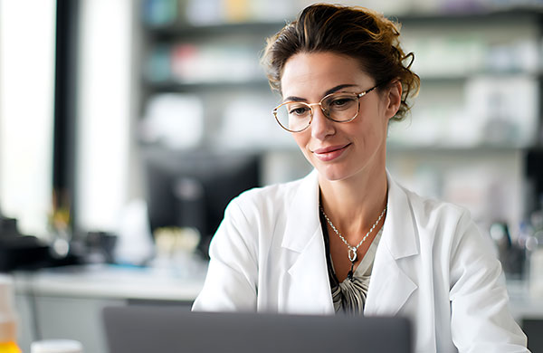 Apothekerin arbeitet am Laptop