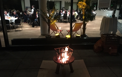 Feuerschale in der Dunkelheit