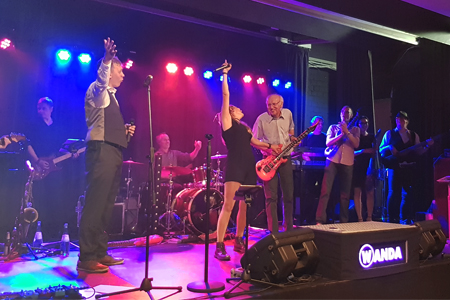 Band spielt Musik bei der Gesamttagung