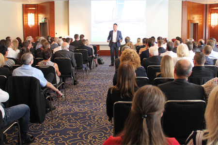 ADG Mitarbeiter beim Vortrag der Geschäftsführung