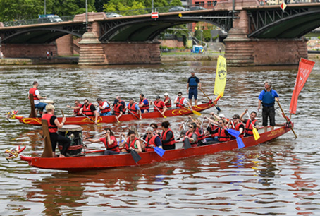 Drachenboote mit ADG Mitarbeiter auf Fluss