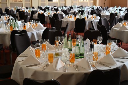 Speisesaal mit gedeckten Tischen bei der ADG Gesamttagung 2019