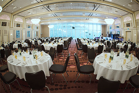 Speisesaal mit runden gedeckten Tischen