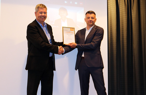 ADG Geschäftsführer übergibt ADG Award an den Gewinner