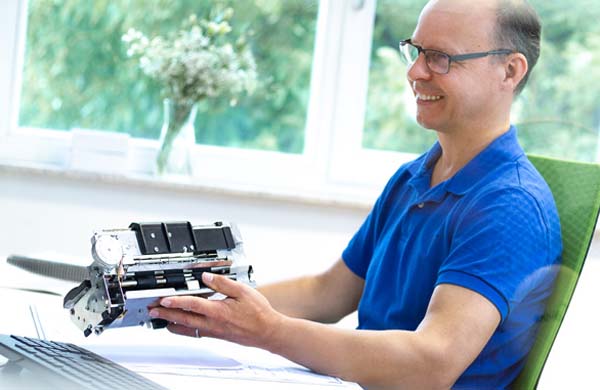 JDM Mitarbeiter an seinem Arbeitsplatz